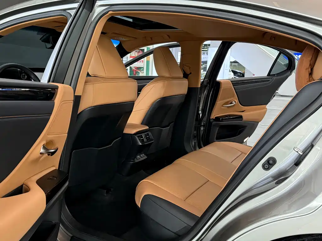 Lexus ES 2022 300h Premium