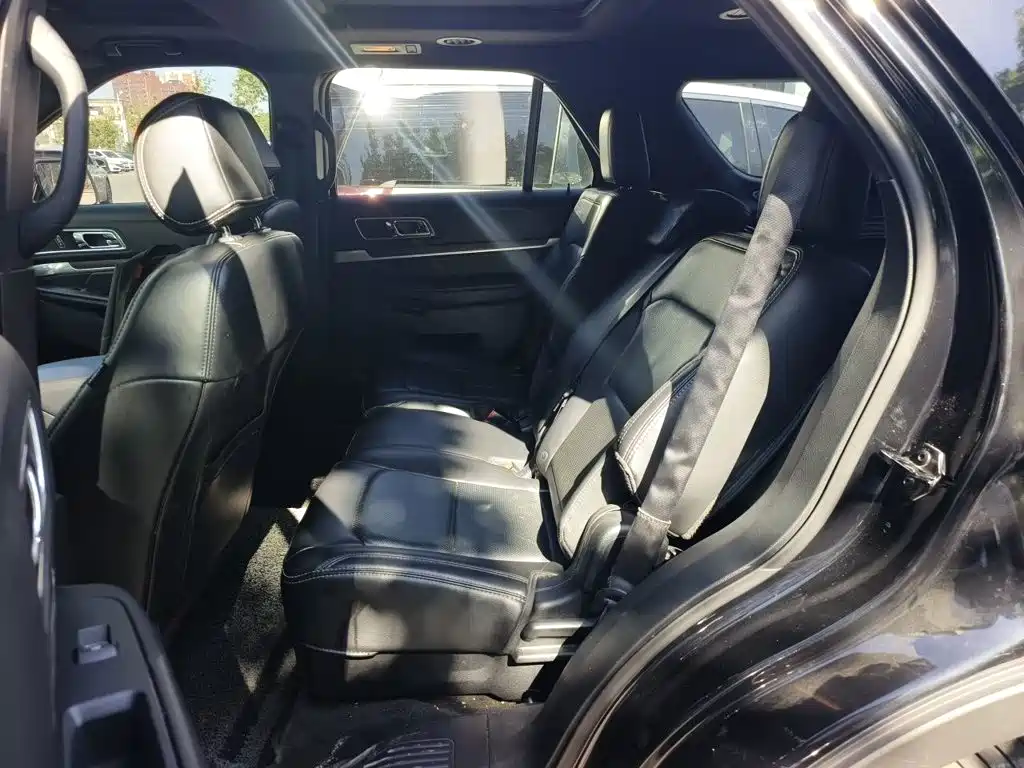 Ford Explorer (Import) — миниатюра 18