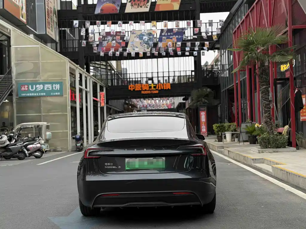 Tesla Model 3 — миниатюра 9