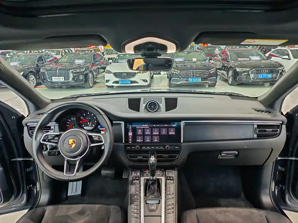 PORSCHE MACAN