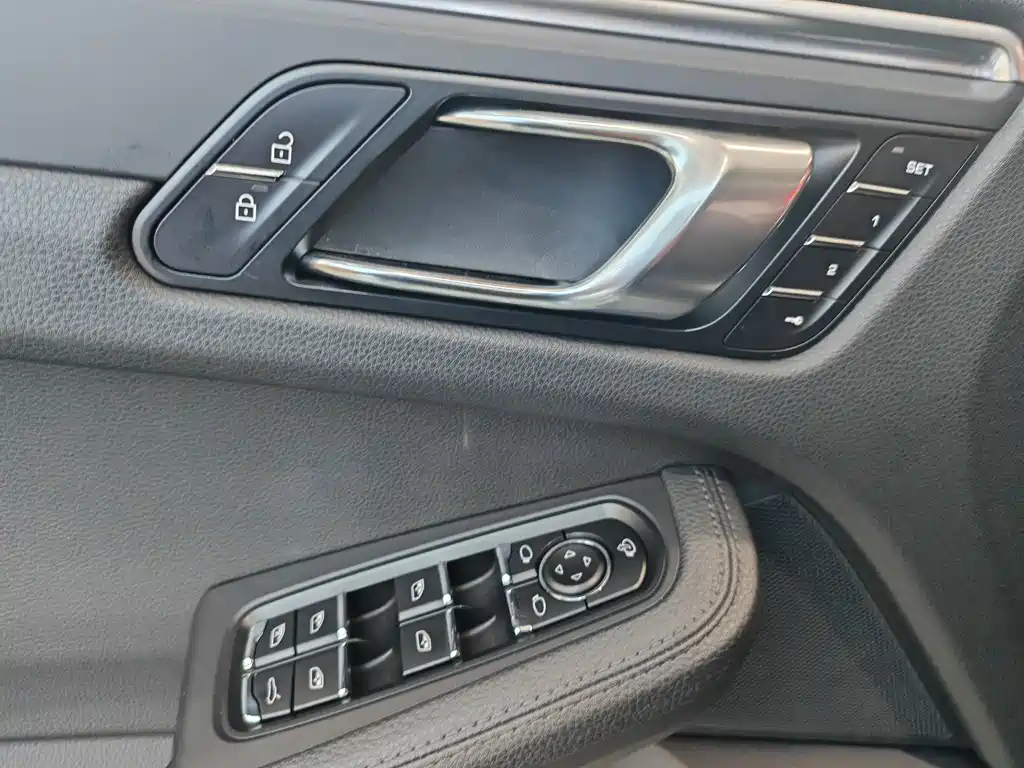 PORSCHE MACAN