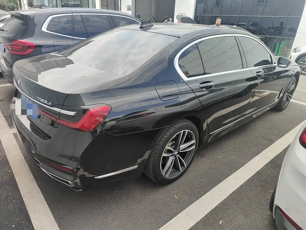 BMW 7 Series — миниатюра 9
