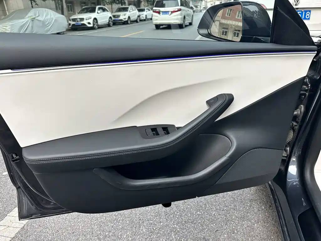 Tesla Model 3 — миниатюра 3