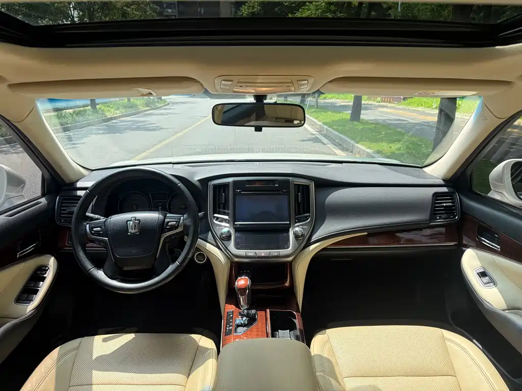 Toyota Crown — миниатюра 7