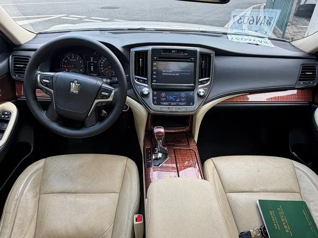 Toyota Crown — миниатюра 8