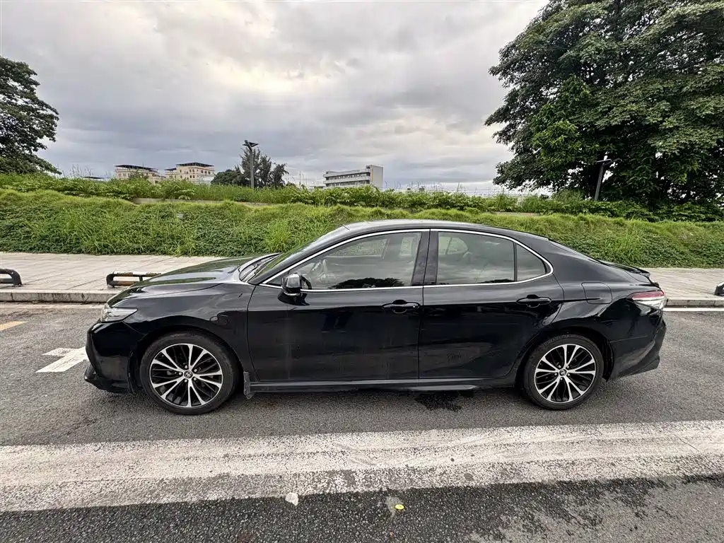 Toyota Camry — миниатюра 3