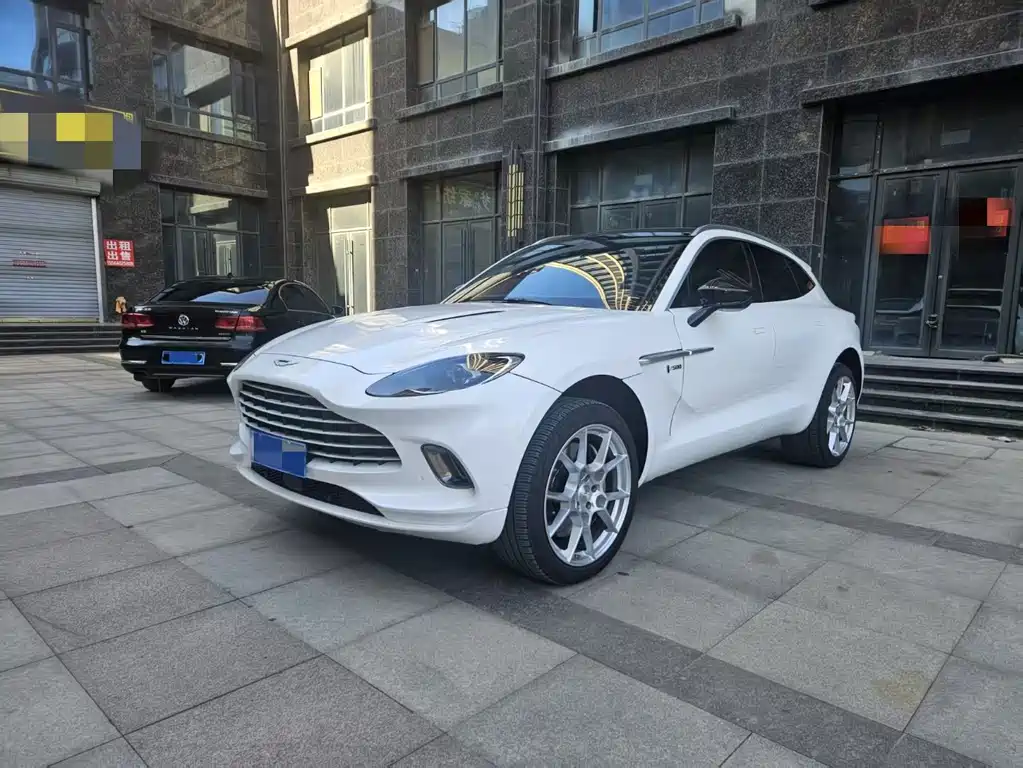 ASTON MARTIN DBX