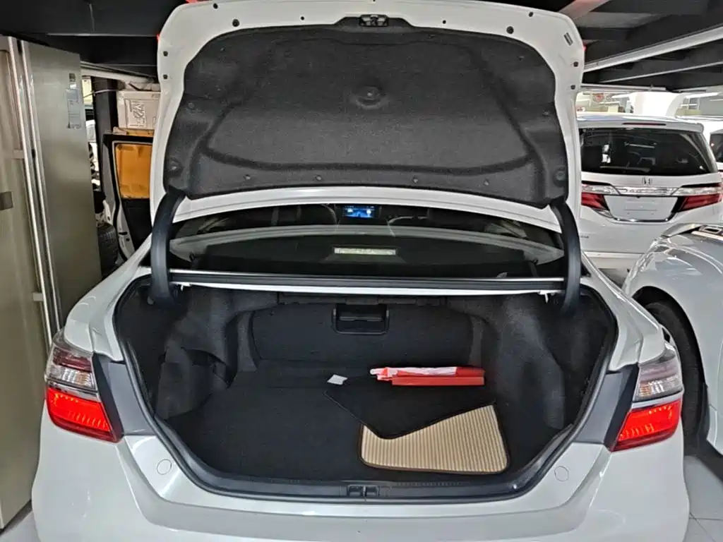 Toyota Camry — миниатюра 19