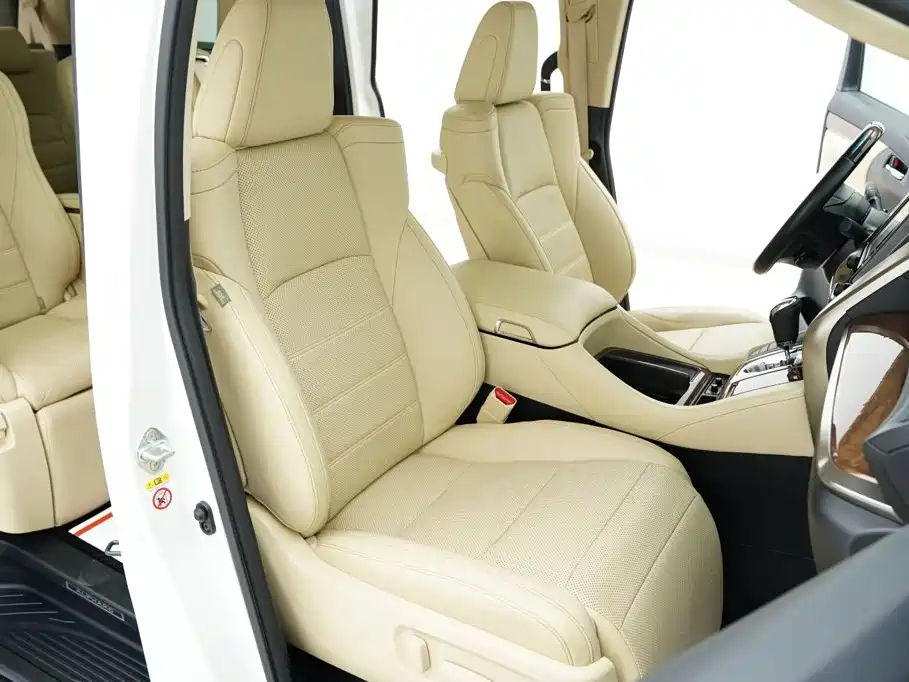 Toyota Alphard — миниатюра 18