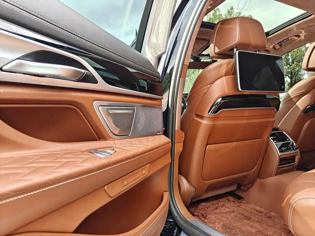 BMW 7 Series — миниатюра 10