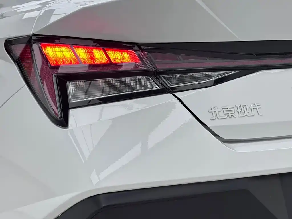 Hyundai Elantra — миниатюра 8