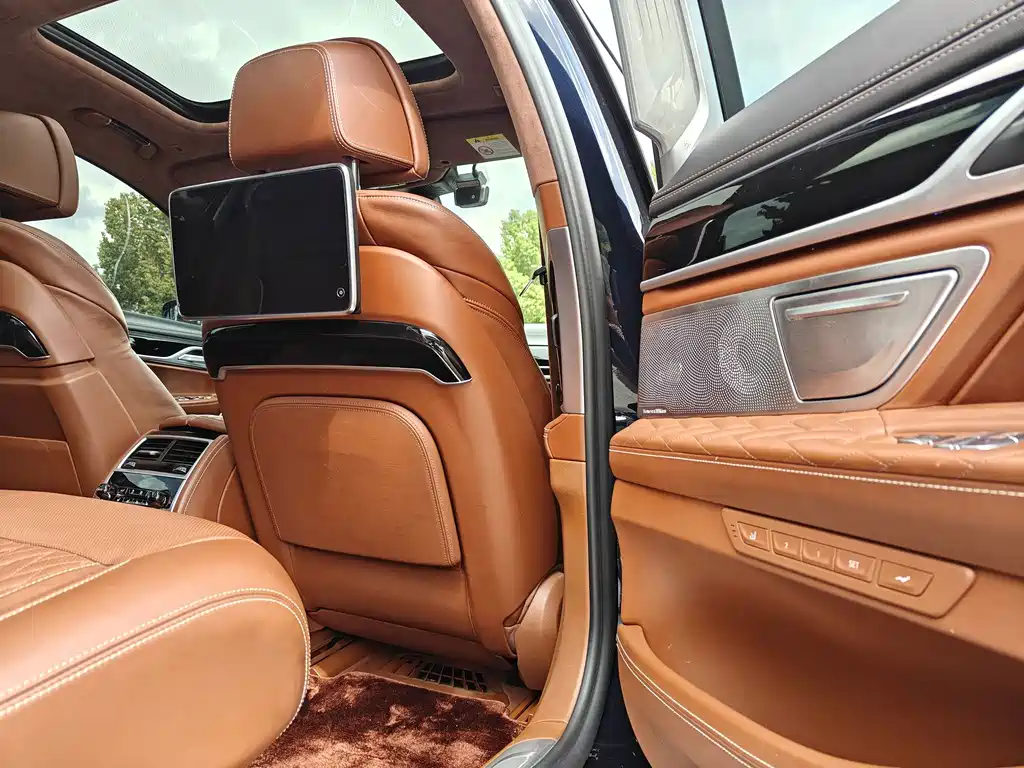 BMW 7 Series — миниатюра 13