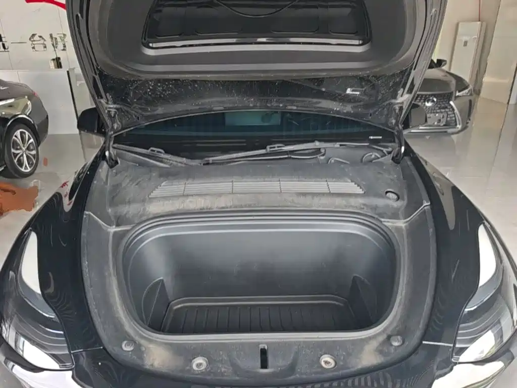Tesla Model Y — миниатюра 20