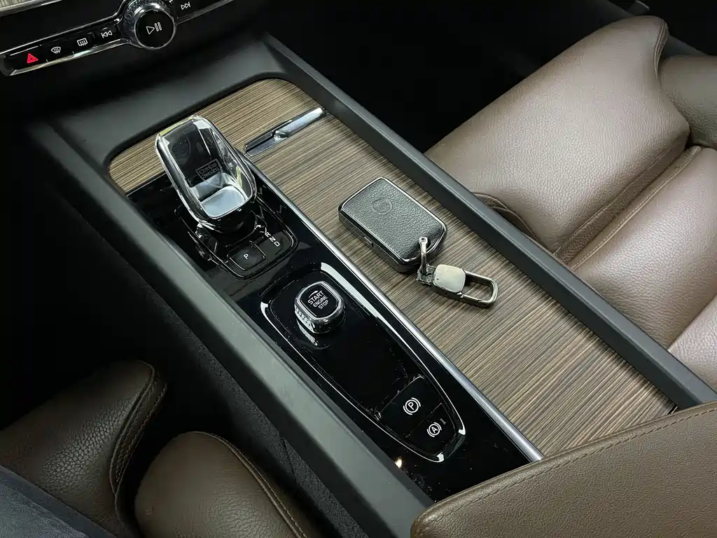 Volvo XC60 2023 B5 Luxury