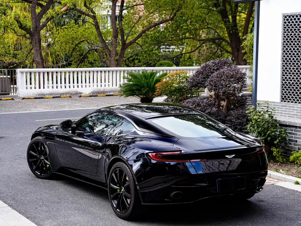 ASTON MARTIN DB11