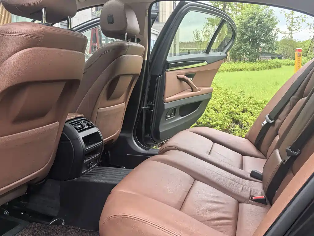 BMW 5 Series — миниатюра 8