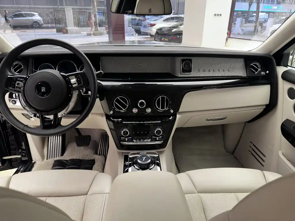 Rolls-Royce Phantom — миниатюра 13