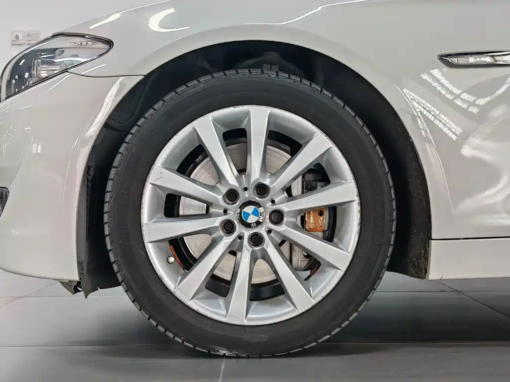 BMW 5 Series — миниатюра 6