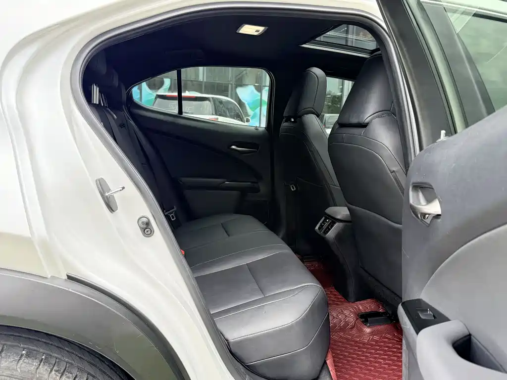 Lexus UX - фото 7