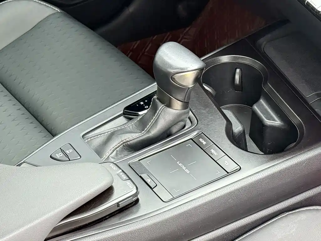 Lexus UX - фото 15