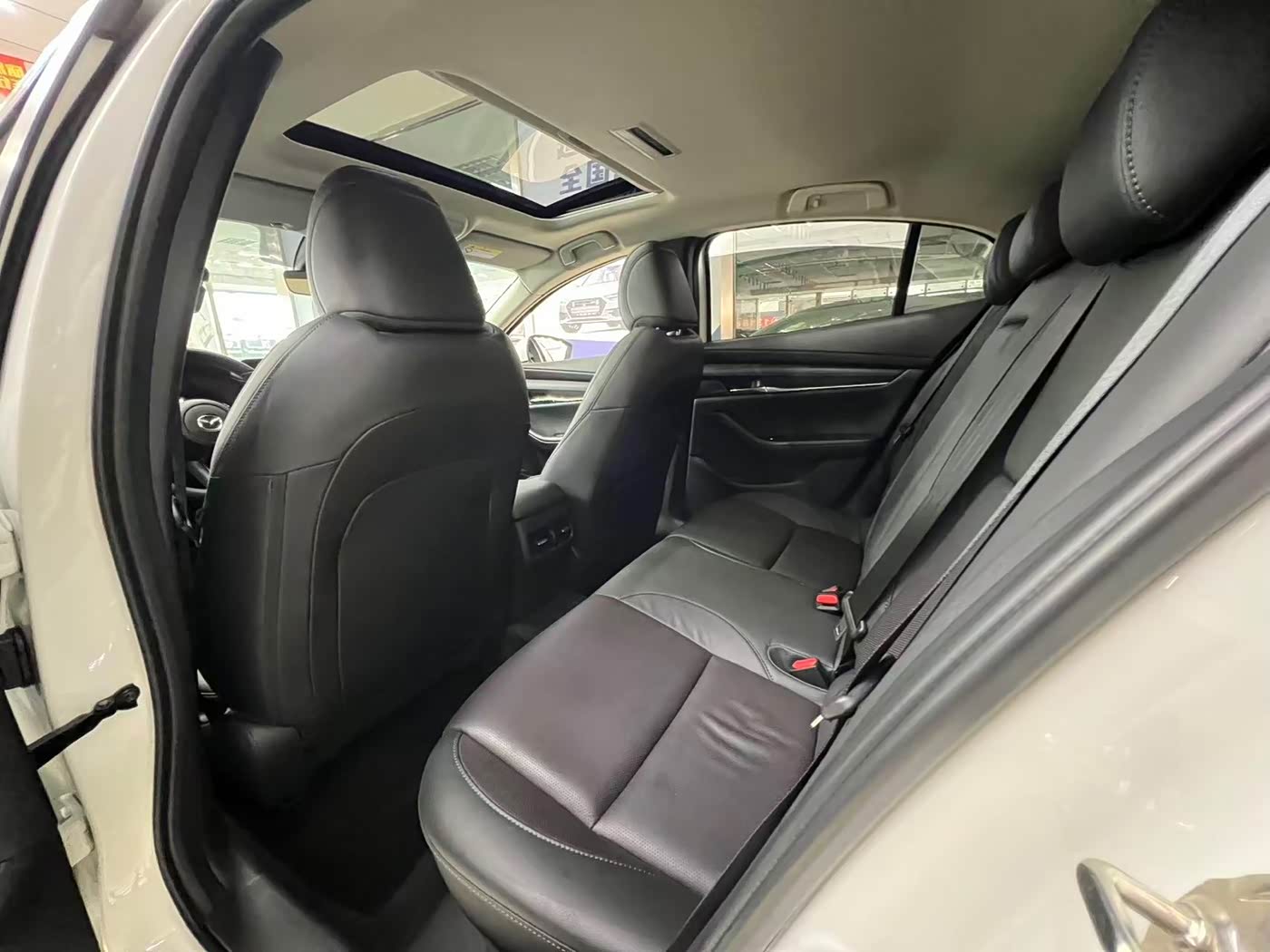 Mazda Mazda3 Axela 2.0 л 2023 г. Белый, пробег 29000 км
