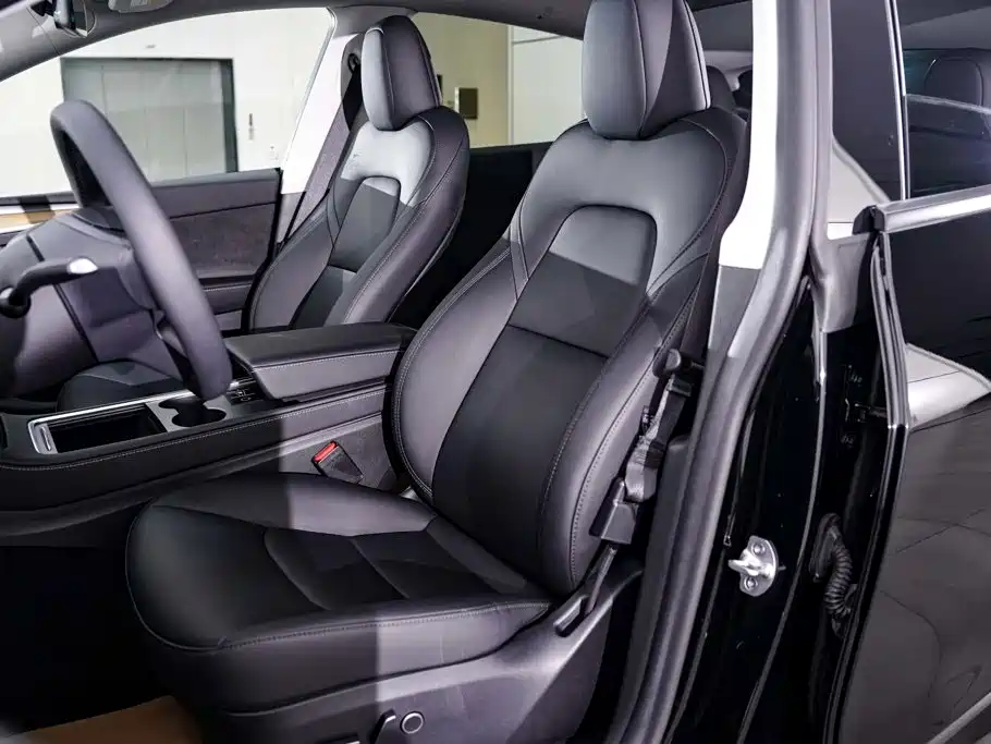 Tesla Model Y — миниатюра 18