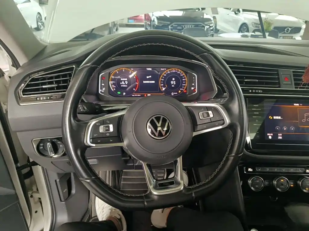Volkswagen Tiguan L — миниатюра 11