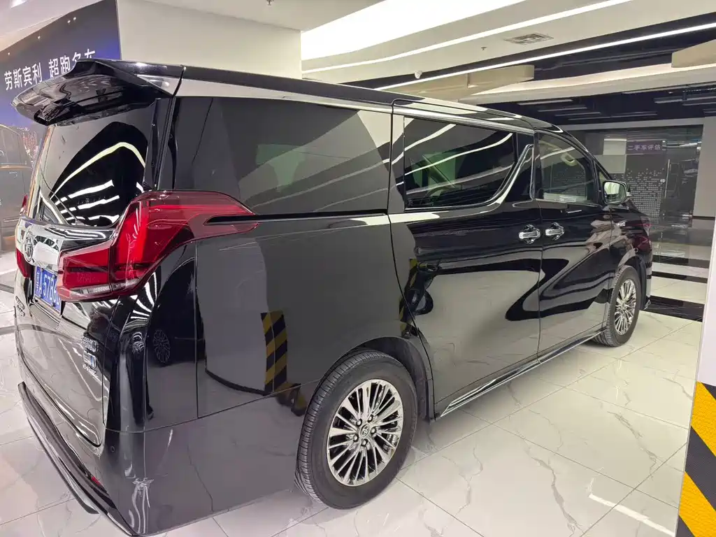 Toyota Alphard — миниатюра 5