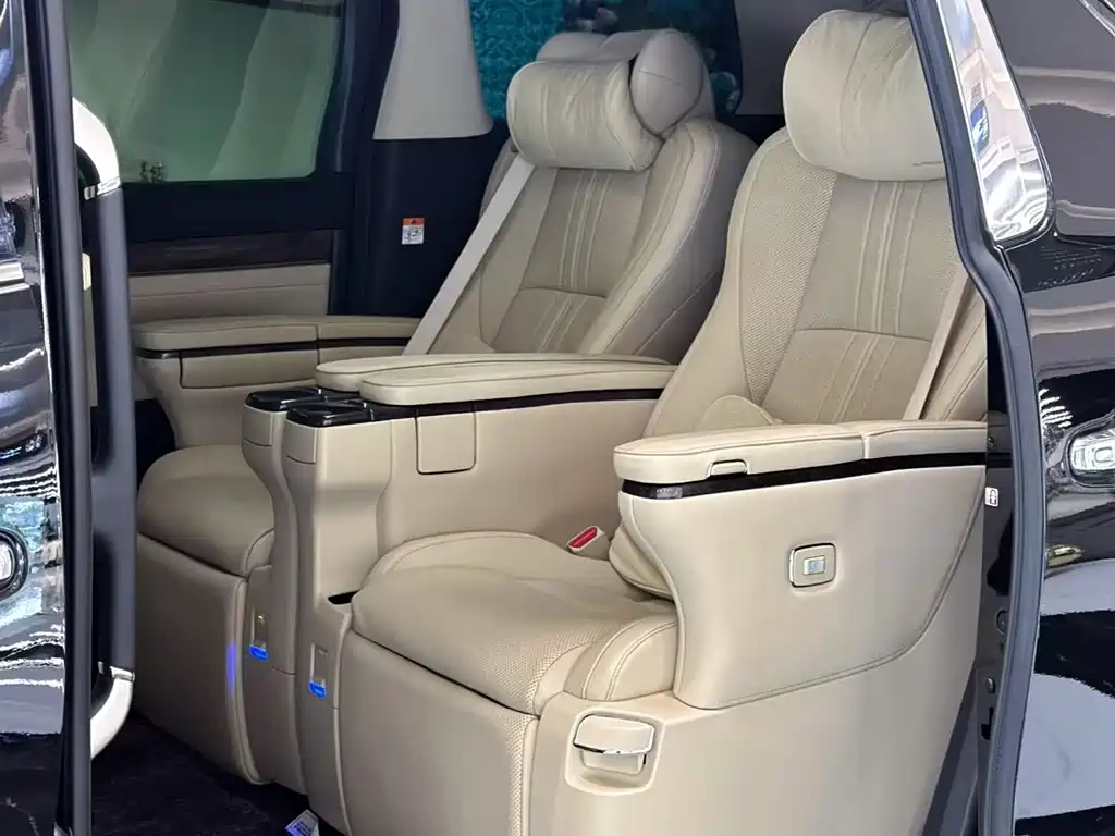 Toyota Alphard — миниатюра 7