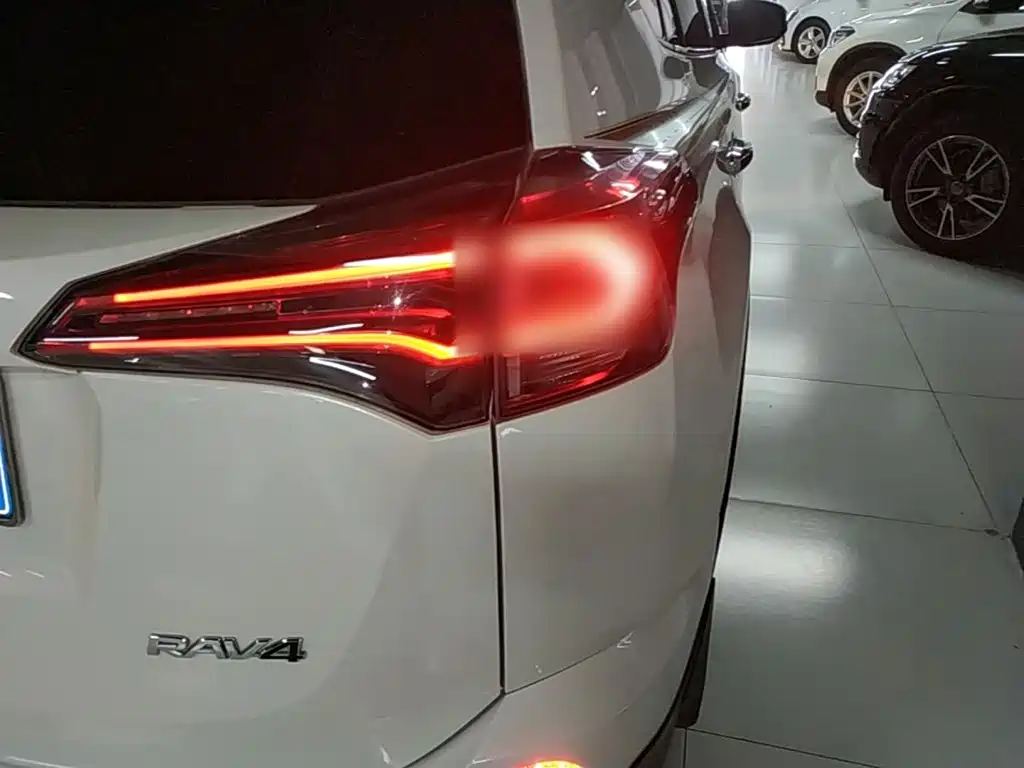 Toyota RAV4 — миниатюра 8