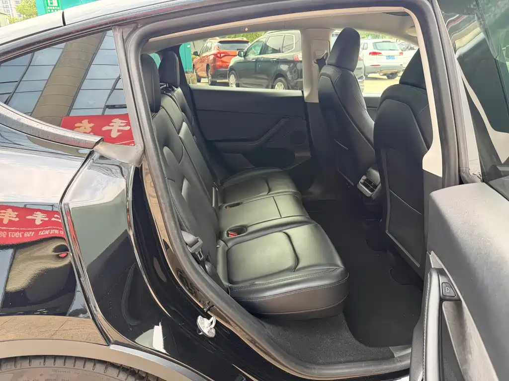 Tesla Model Y — миниатюра 12