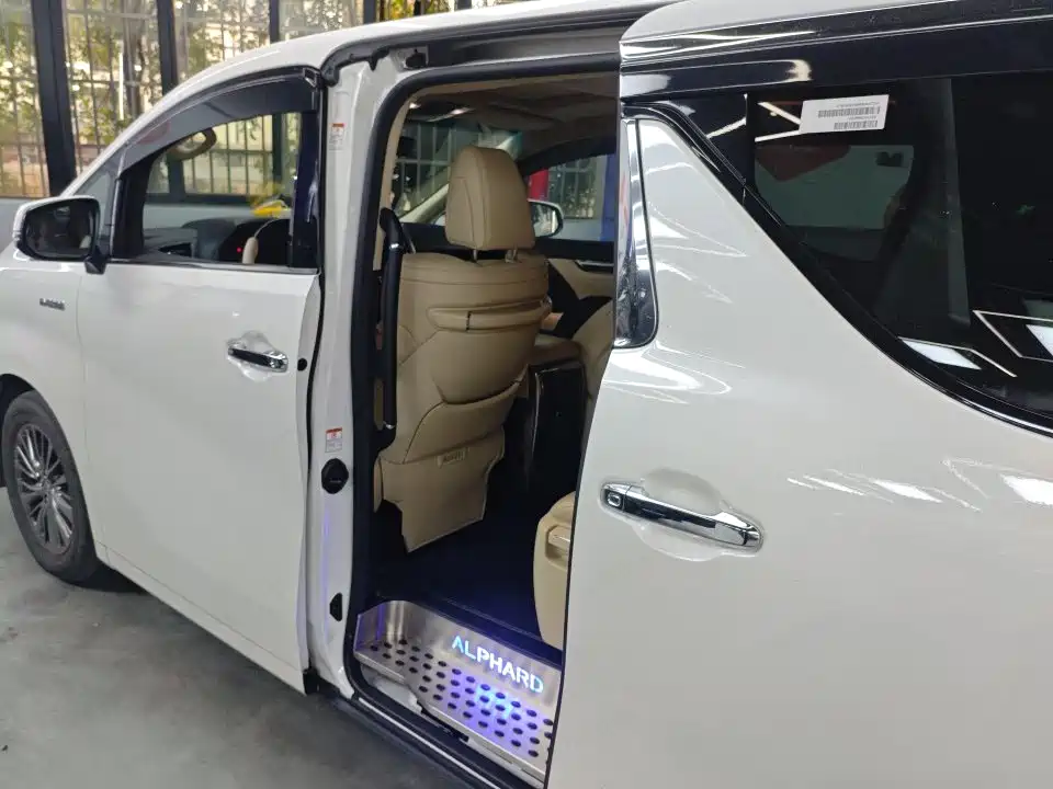 Toyota Alphard — миниатюра 8