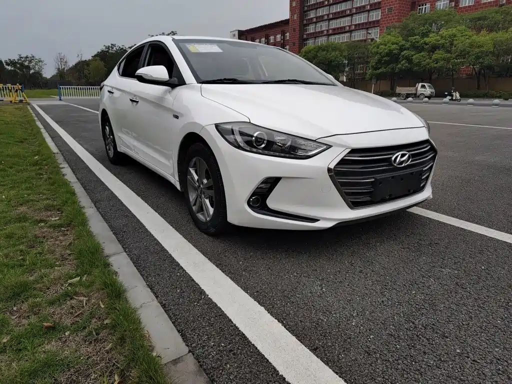 Hyundai Elantra — миниатюра 9
