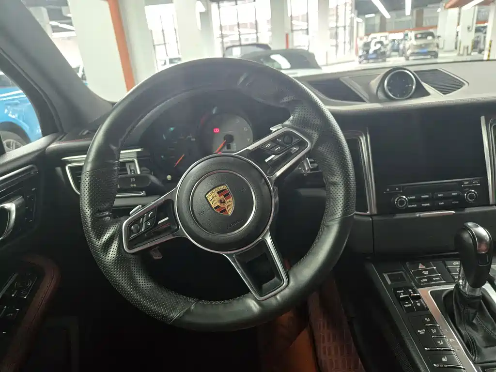 Porsche Macan — миниатюра 5