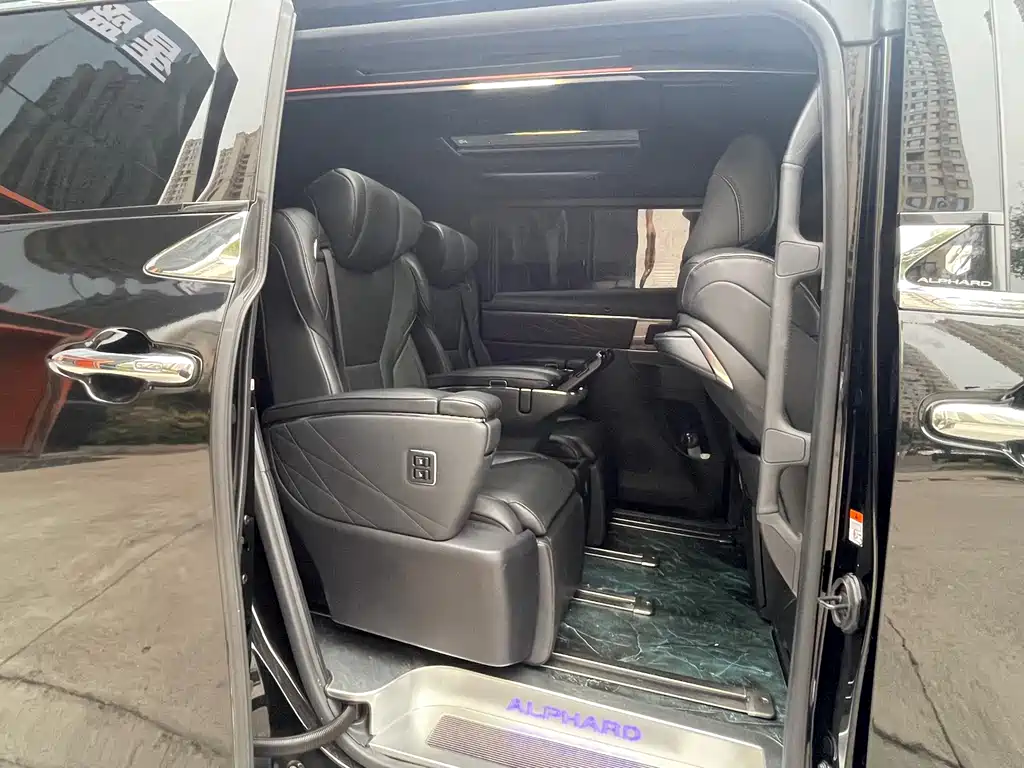 Toyota Alphard — миниатюра 10