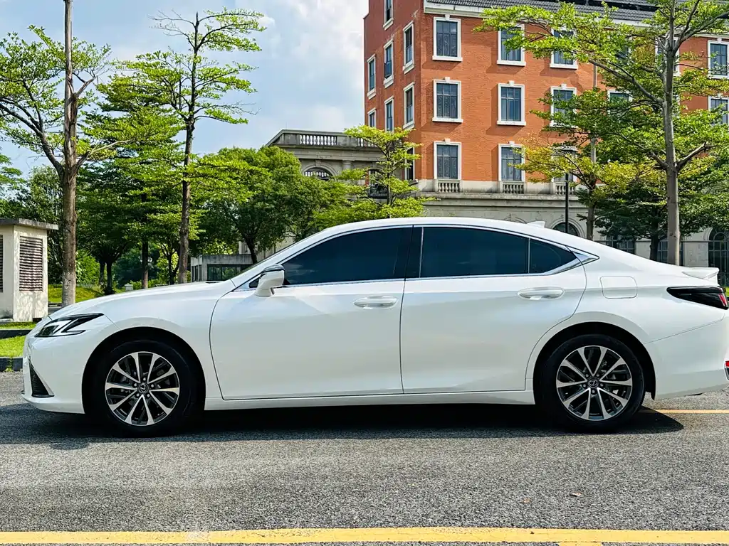 Lexus ES — миниатюра 8