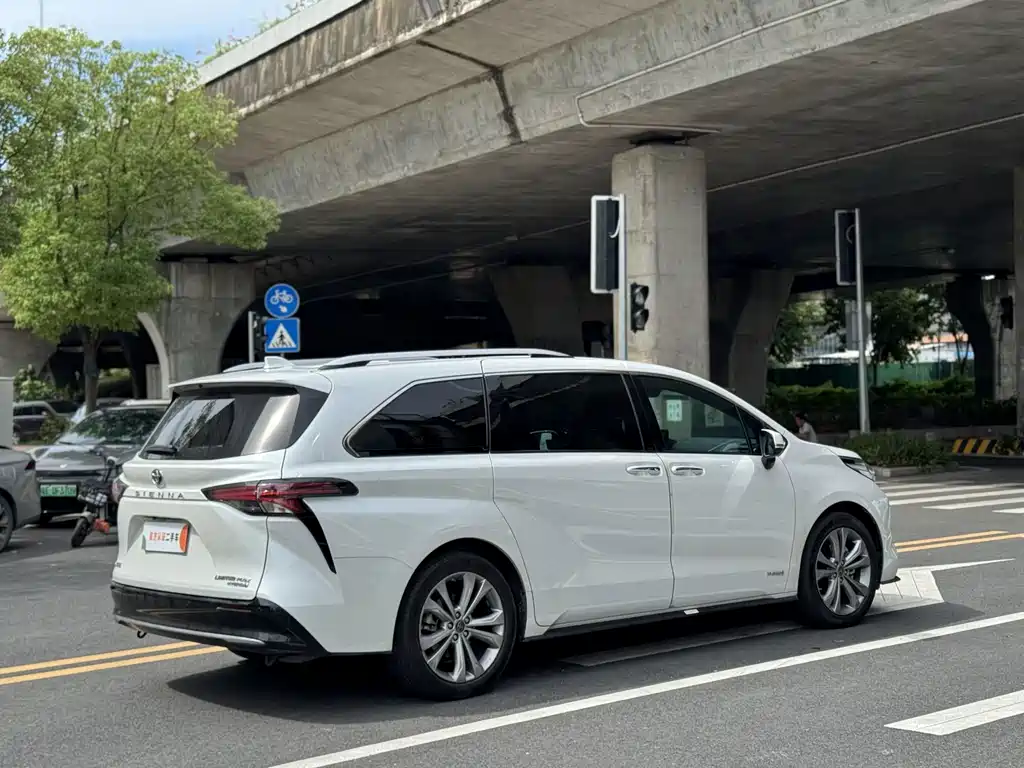 Toyota Sienna 2023 2.5L
