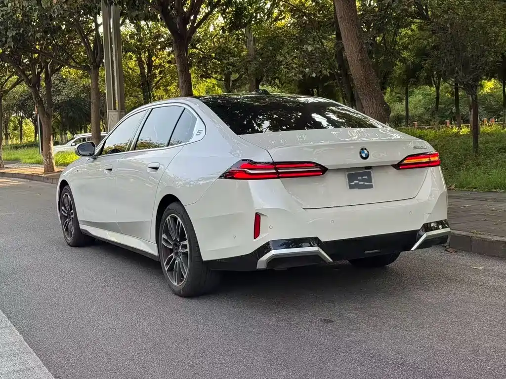 BMW 5 Series — миниатюра 6