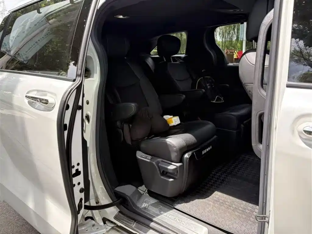 Toyota Sienna 2023 2.5L Luxury