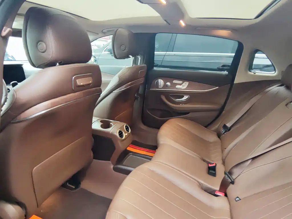 Mercedes-Benz E-Class — миниатюра 12