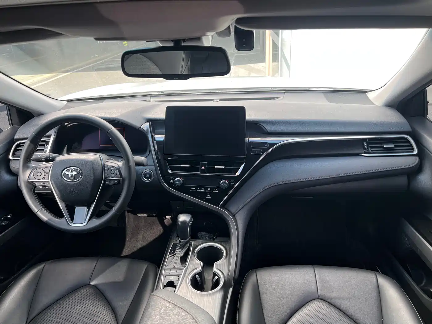 Toyota Camry 2023 Белый из Китая, фото 3