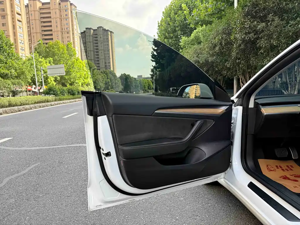 Tesla Model 3 — миниатюра 6