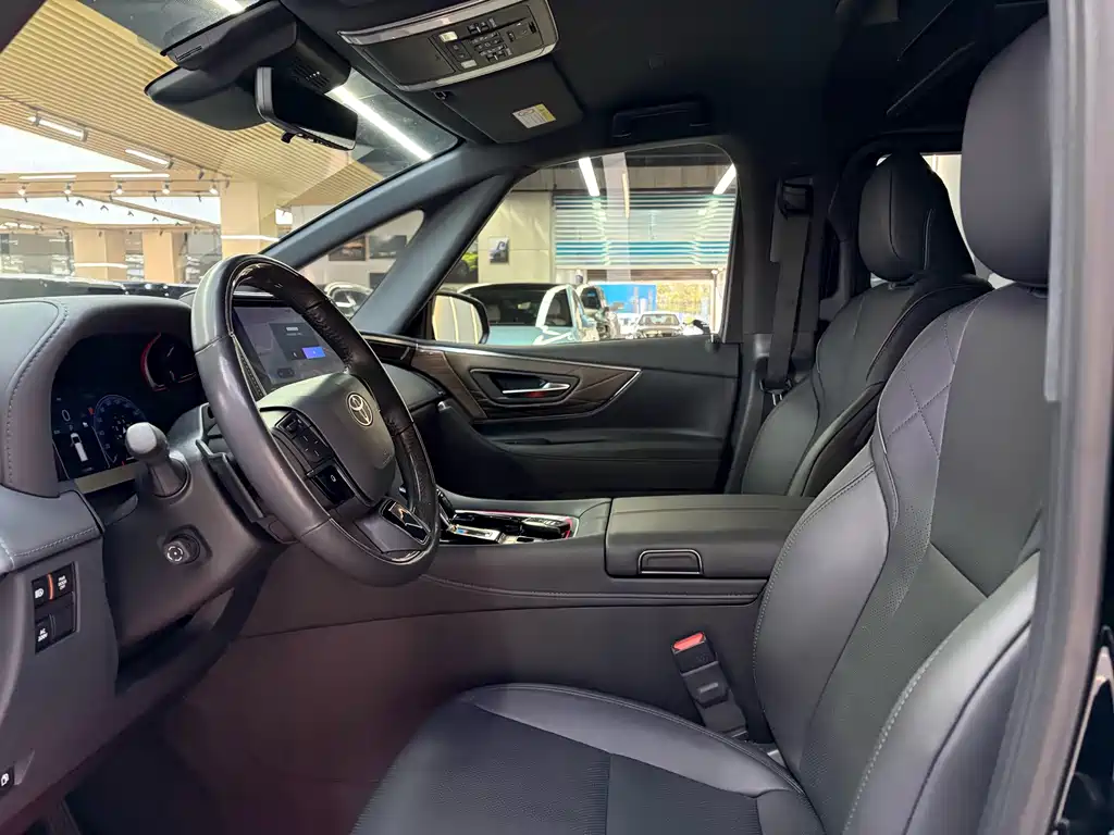 Toyota Alphard — миниатюра 17