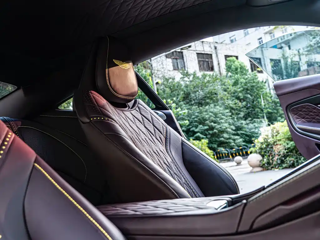 Aston Martin DB12 — миниатюра 7