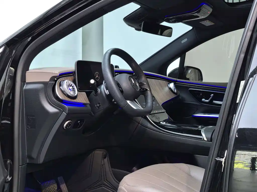 Mercedes-Benz EQE SUV — миниатюра 12