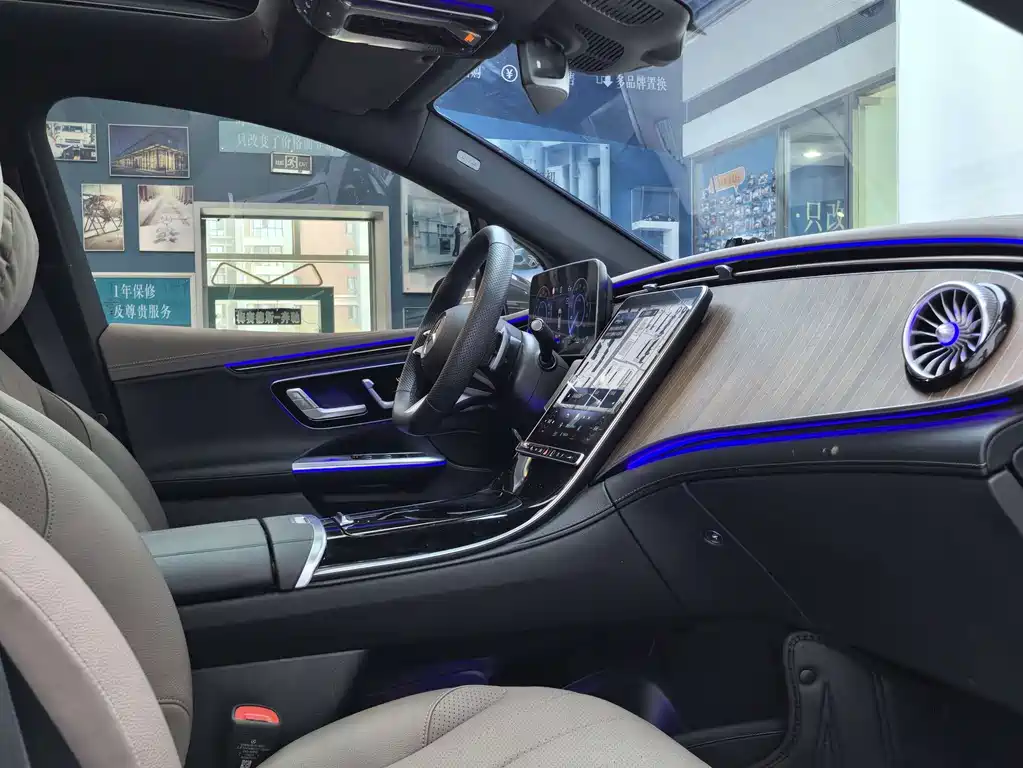 Mercedes-Benz EQE SUV — миниатюра 14