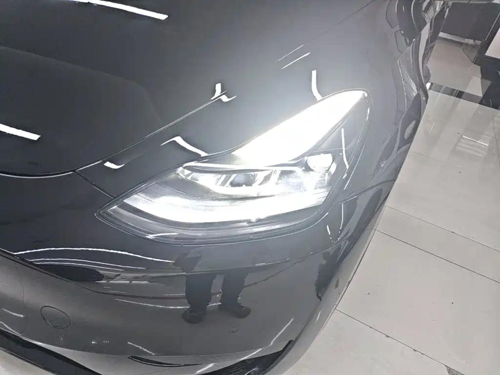 Tesla Model Y — миниатюра 24