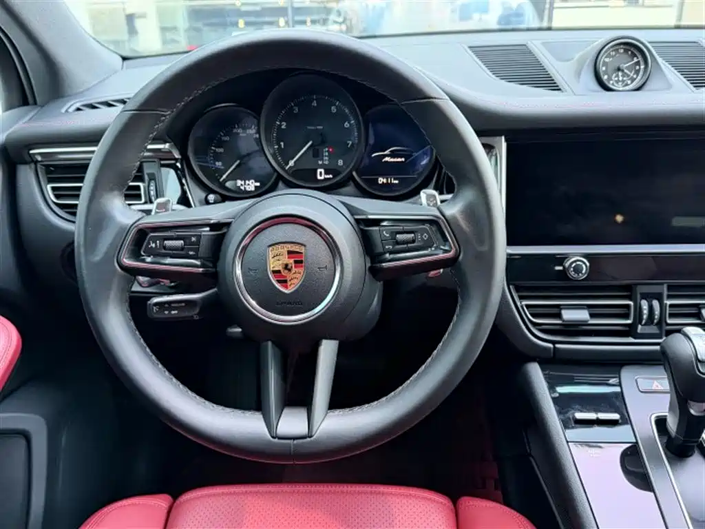 PORSCHE MACAN