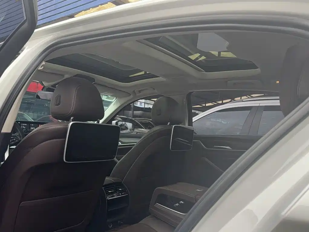 BMW 5 Series — миниатюра 12