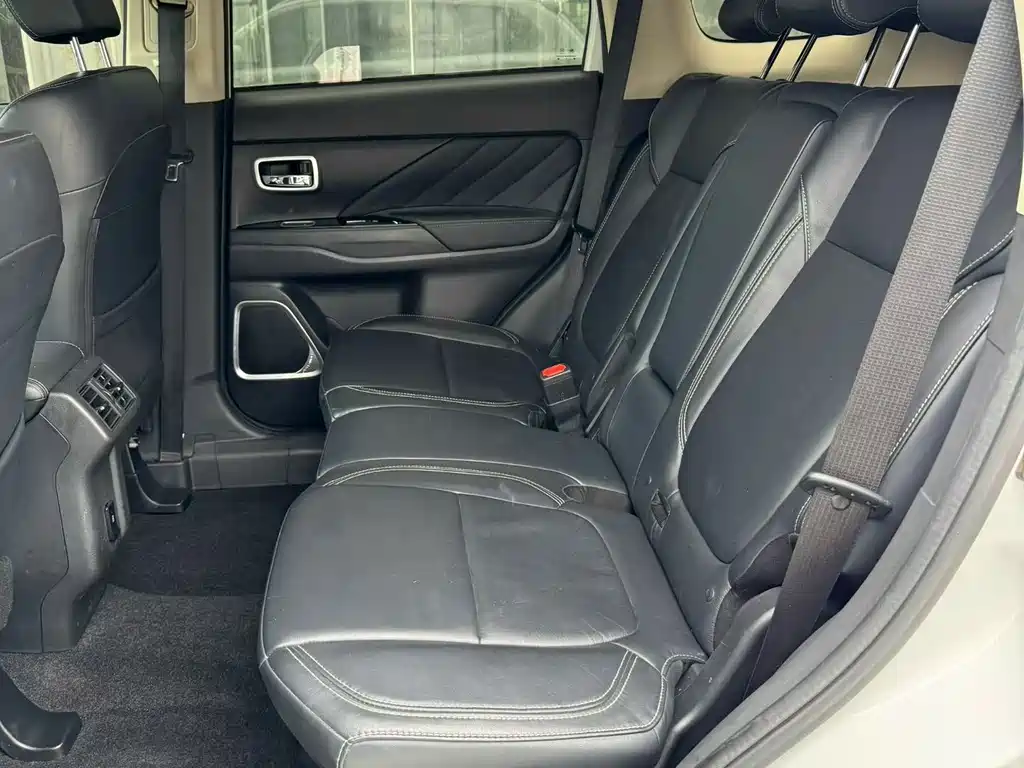 Mitsubishi Outlander — миниатюра 9